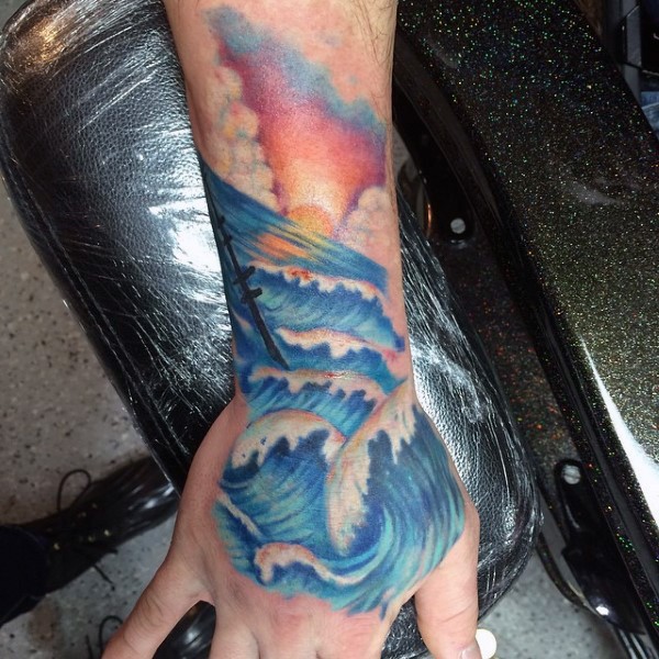 手腕简单的彩绘海浪与船纹身图案