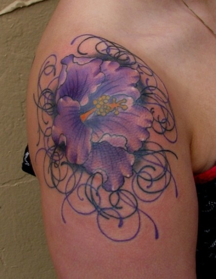肩部彩色可爱的花朵纹身图案