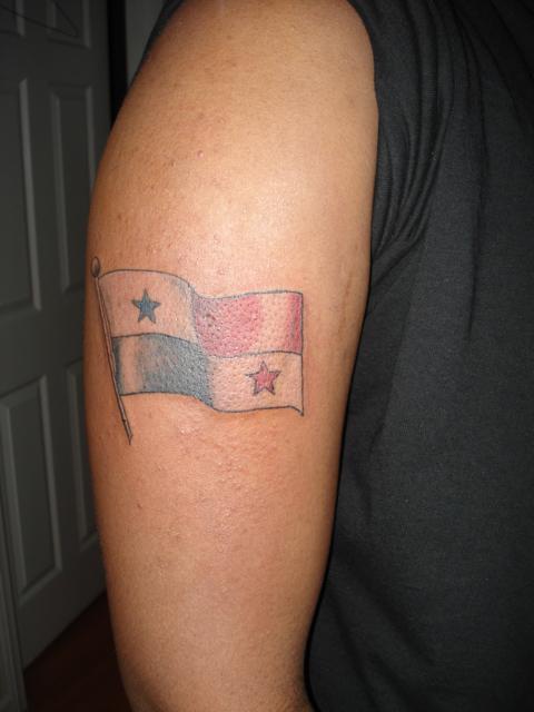 男性手臂彩色国旗的纹身图案