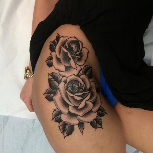 女性腿部灰色大玫瑰花纹身图案