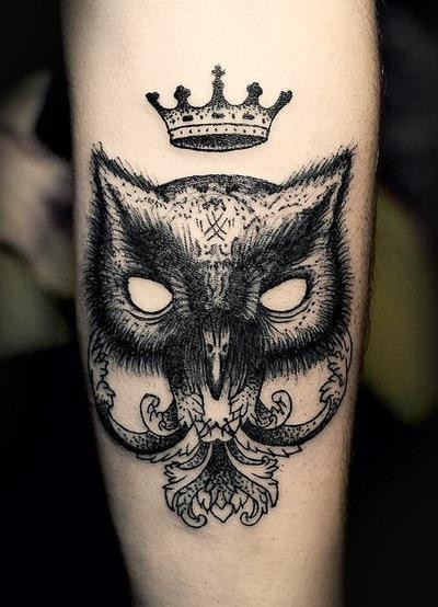 猫头鹰和皇冠纹身图案
