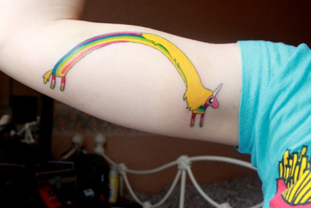 女性手臂彩虹形状有趣的麒麟纹身图案