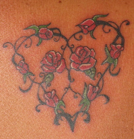 腰部彩色红玫瑰心形纹身图片