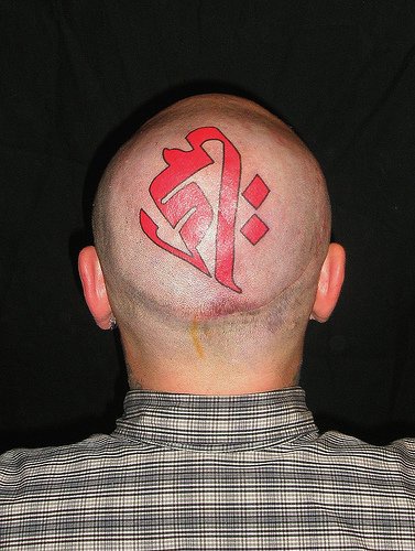 头部红色标志的文字符号纹身图案