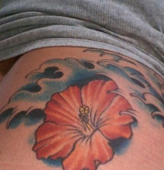 肩部彩色木槿花与波浪纹身图案