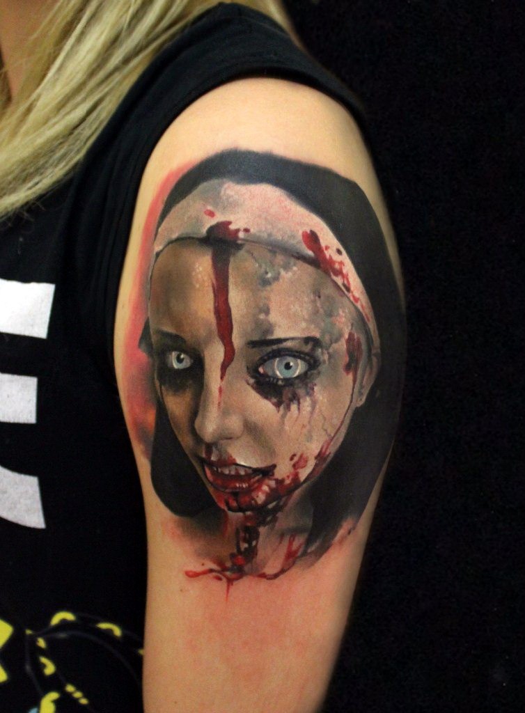 大臂彩色令人毛骨悚然的血腥女人肖像纹身图案