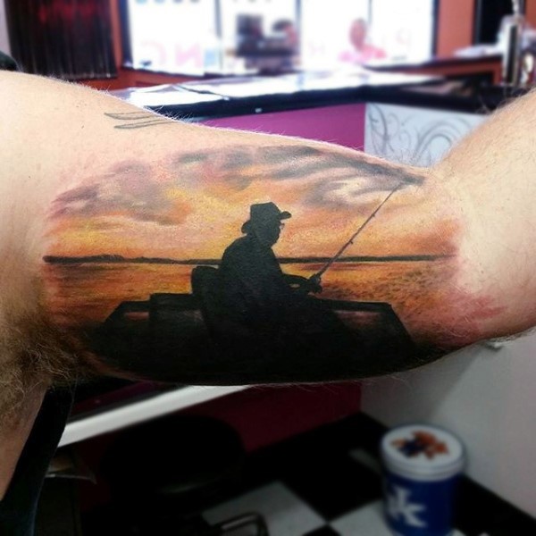 大臂彩绘老渔夫和日出纹身图案
