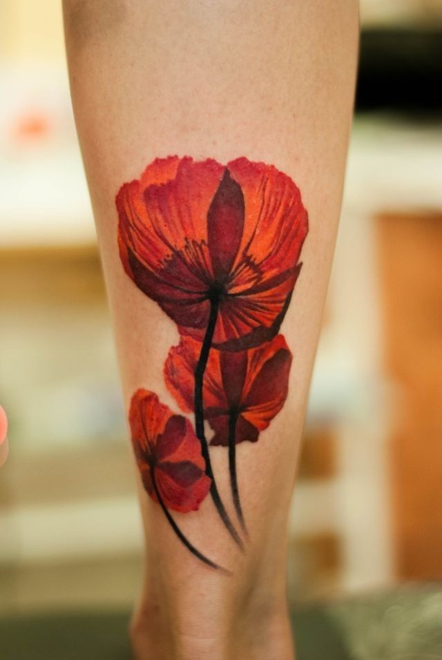 腿部逼真可爱的红色罂粟花纹身图案