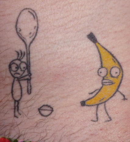 肩部彩色有趣的香蕉和卡通人物纹身