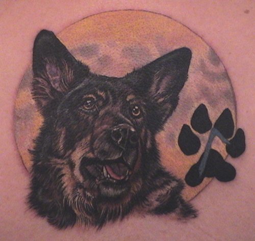 狗狗头部肖像和满月纹身图案