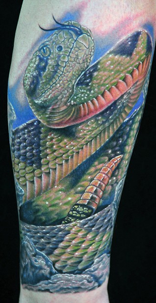 小腿彩绘写实绿色的蛇纹身图案
