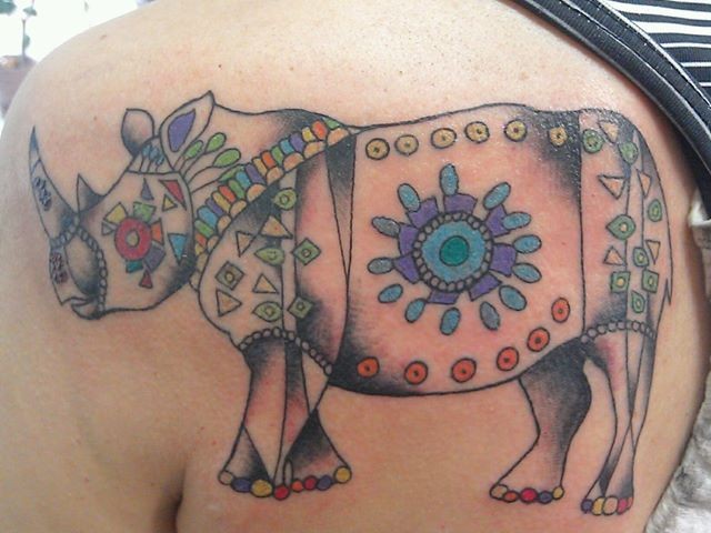 背部彩色花纹的犀牛纹身图案