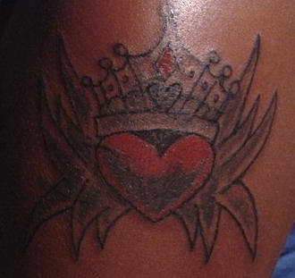 皇冠和红色心形纹身图案