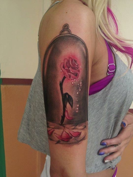 女性手臂彩色玻璃瓶中的玫瑰纹身图案