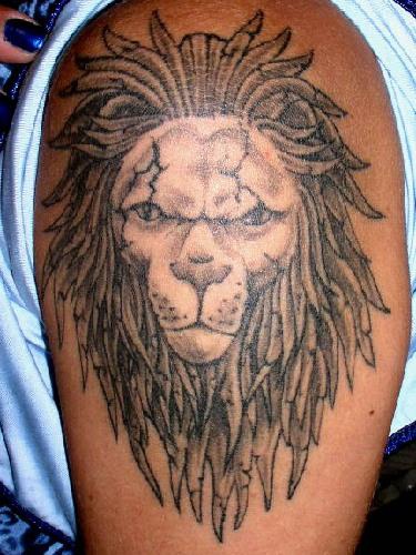肩部逼真的狮子头纹身图案