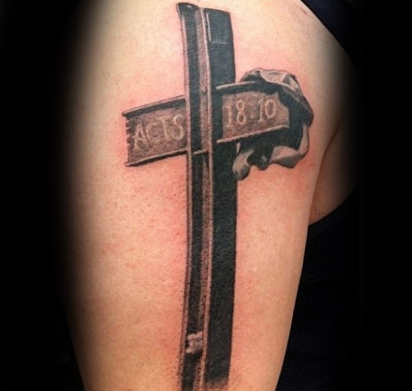 大臂写实彩色铁十字架纹身图案