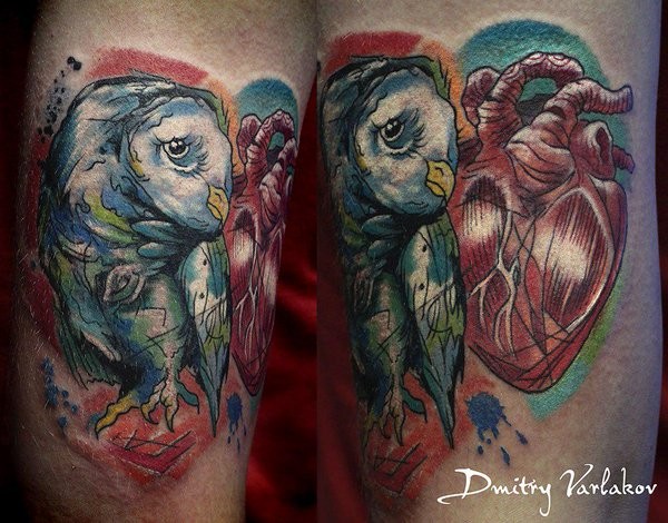 腿部彩色纹身猫头鹰与人类心脏纹身