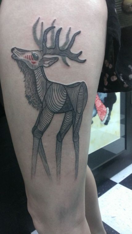 大腿上的线条鹿纹身图案