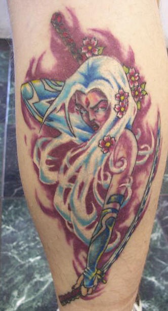 腿部彩色女孩武士与花朵纹身图案