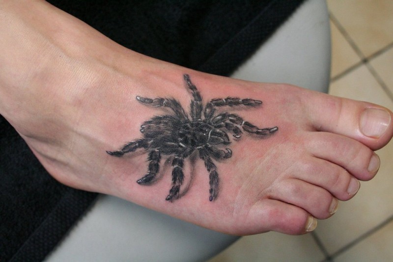 脚部逼真的大蜘蛛纹身图案