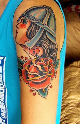 肩部彩色女孩和玫瑰花纹身图案