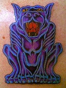 紫色的石像鬼与狗头纹身图案