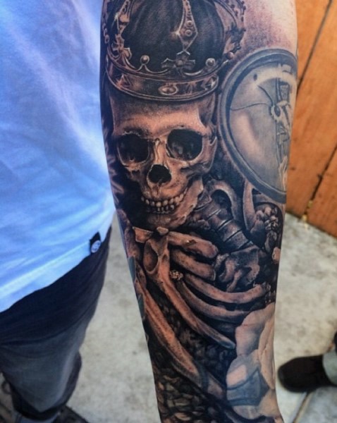 手臂彩色骷髅与皇冠纹身图案