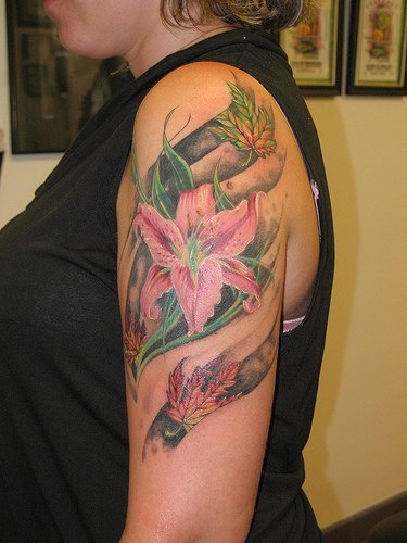 女性肩部彩色百合花纹身图片
