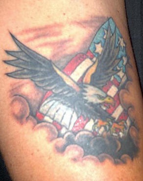 爱国鹰和旗帜云朵纹身图案