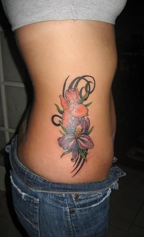 腰侧彩色漂亮的木槿花纹身图案