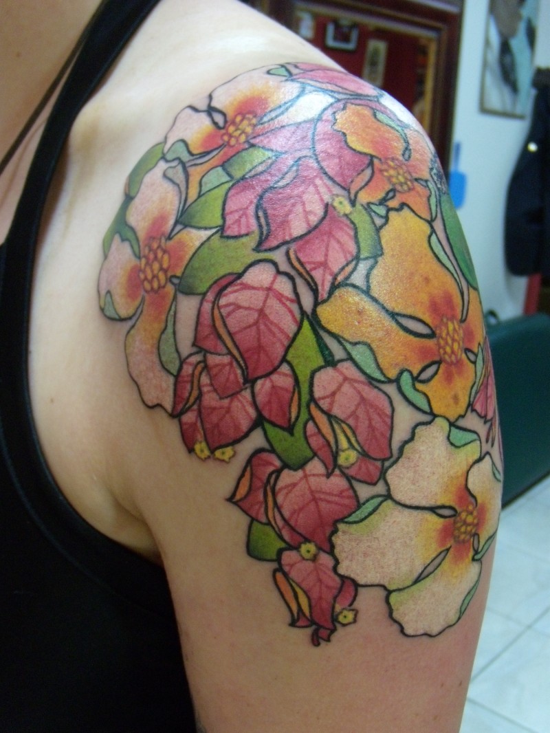男性肩上彩色花卉纹身图案