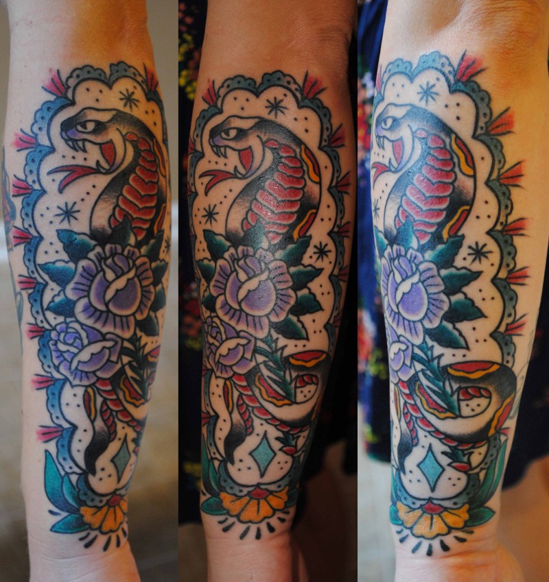 手臂彩色老蛇与紫玫瑰纹身图案