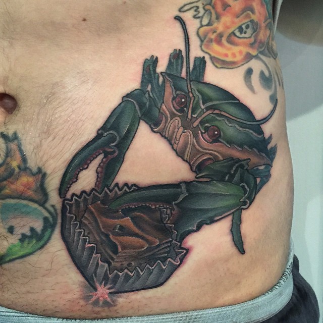 男性腹部彩色螃蟹纹身图案