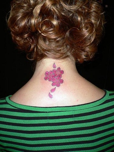 颈部彩色粉红花瓣纹身图案