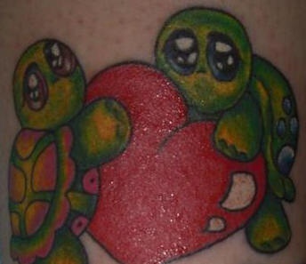 两只绿色乌龟和红心可爱纹身图案