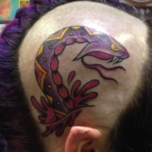 头部彩色攻击性蛇头纹身图案