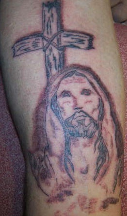 耶稣和木制十字架纹身图案