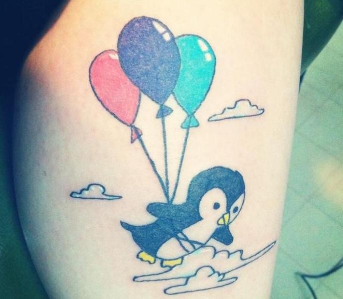 可爱的企鹅和飞行气球纹身图案
