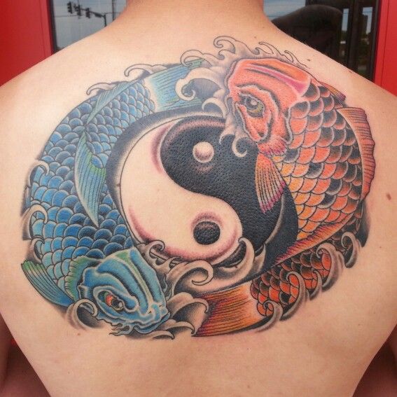 背部彩色阴阳八卦鱼纹身图案