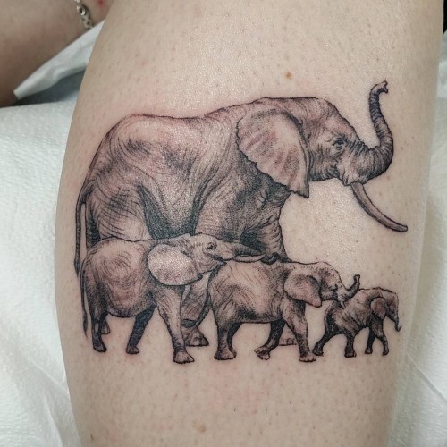 逼真的大象家庭纹身图案