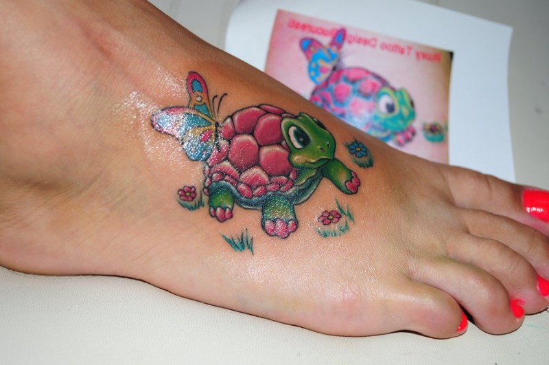 脚背可爱的乌龟蝴蝶纹身图案
