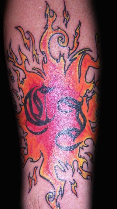 彩色火焰和字母纹身图案
