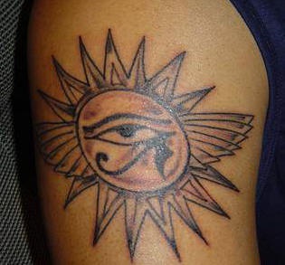 埃及太阳符号与荷鲁斯之眼纹身图案