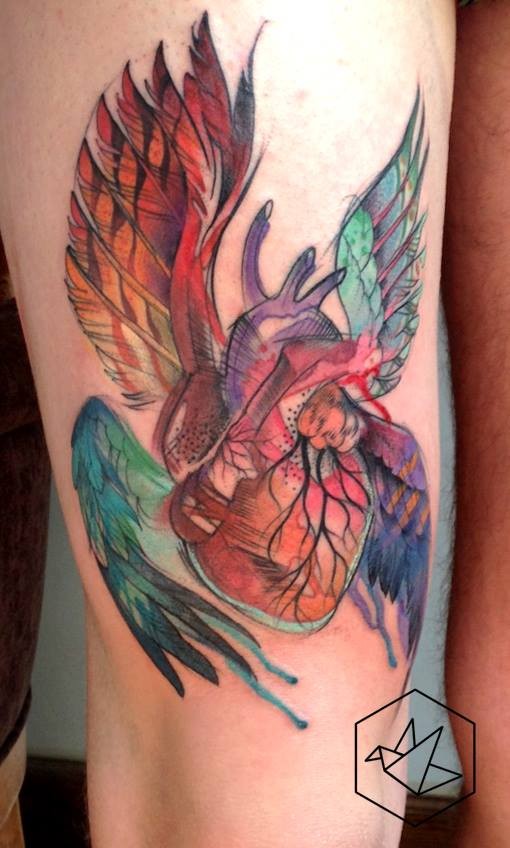 腿部水彩画风格的心脏与翅膀纹身图片