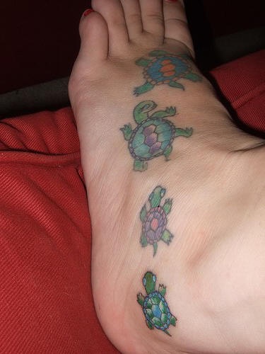 脚背彩色跳舞的海龟纹身图案