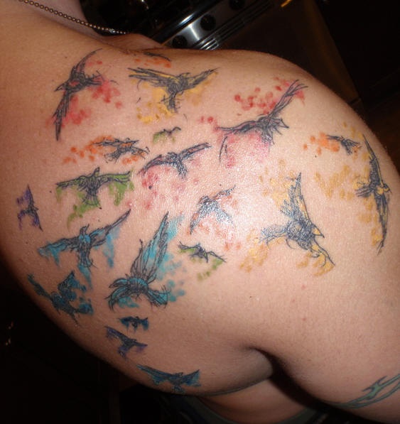 肩部五颜六色的小鸟飞行纹身图案