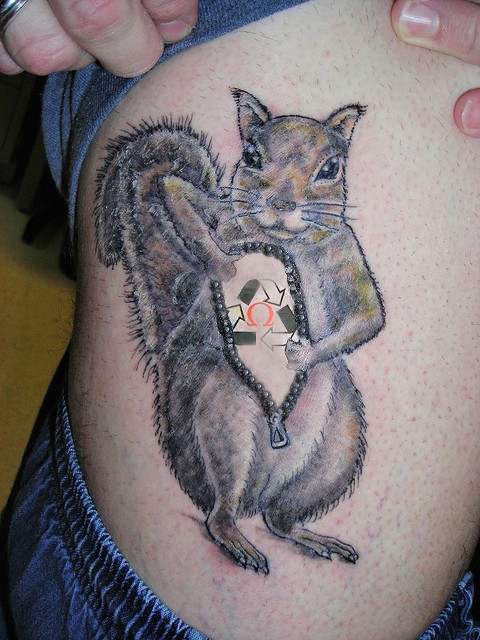 可爱的松鼠与拉链纹身图案