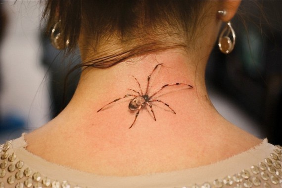 脖子上逼真的彩色蜘蛛纹身图案