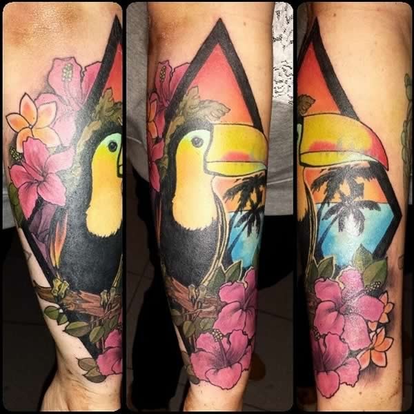 手臂彩色鹦鹉与花和棕榈树纹身图案