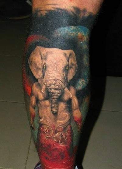 小腿令人毛骨悚然的象头人身纹身图案